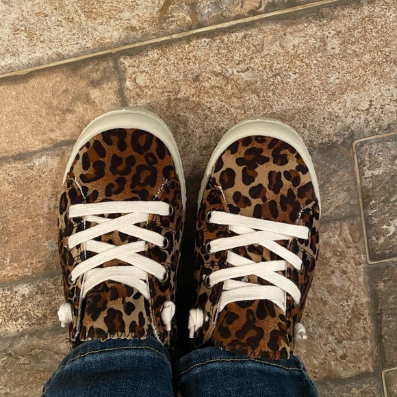 💍BOUTIQUE💍🆕 Leopard Print Sneakers only 3 left - Picture 3 of 6